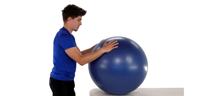 Performing an isometric trunk bend with a Swiss ball